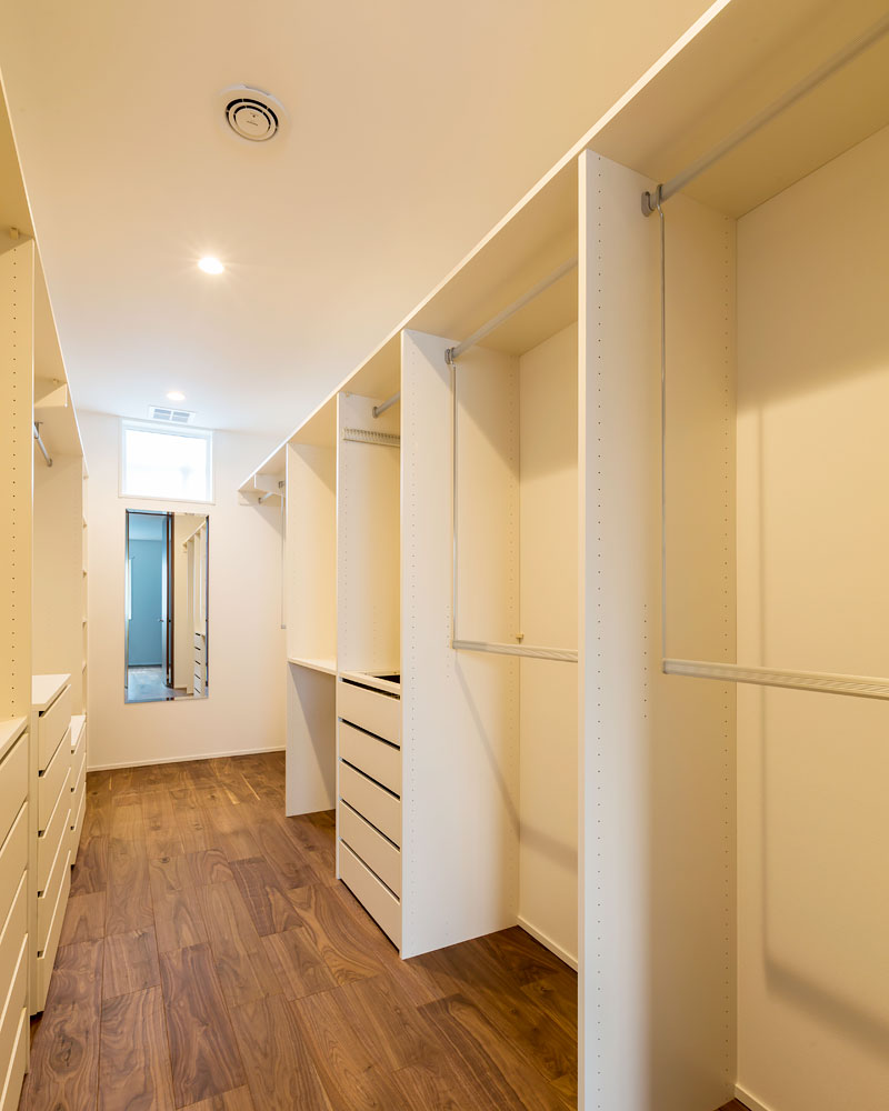 大収納のウォークインクロゼットの様子