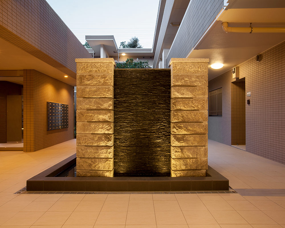 エントランスを抜けると正面にある水盤。