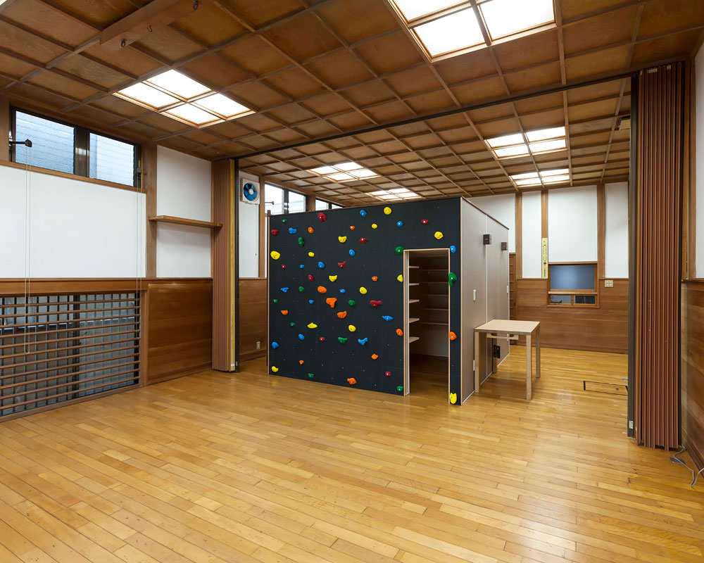 ボルダリングができる子供部屋のロフト上のベッド。