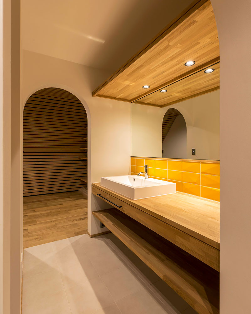 二つの部屋を結ぶ洗面スペース