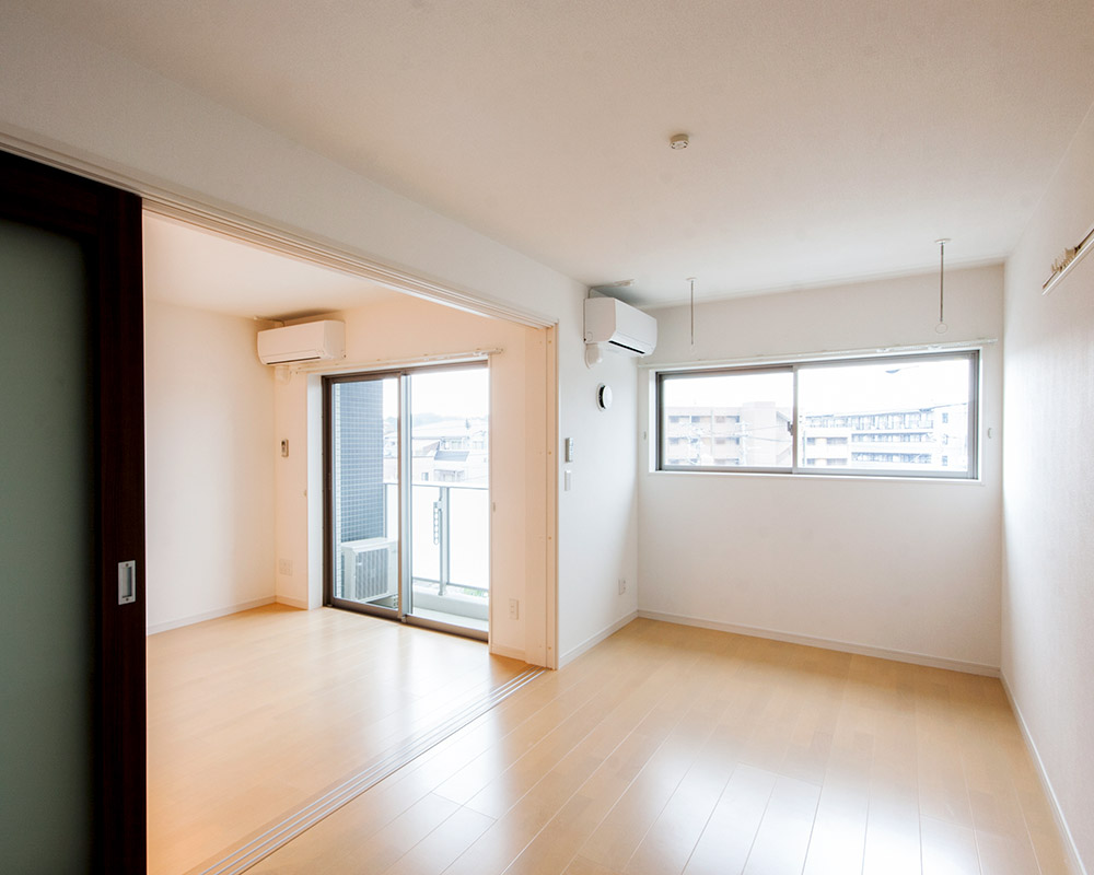 高い位置に設けられた洋室の腰窓。