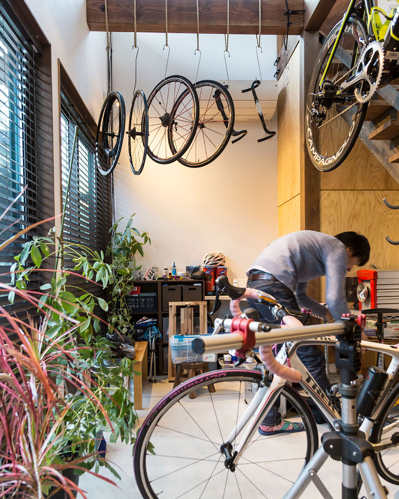 自転車の手入れをする土間