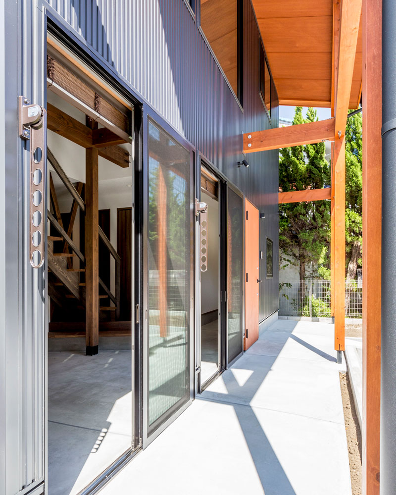 外土間と印象的な軒天