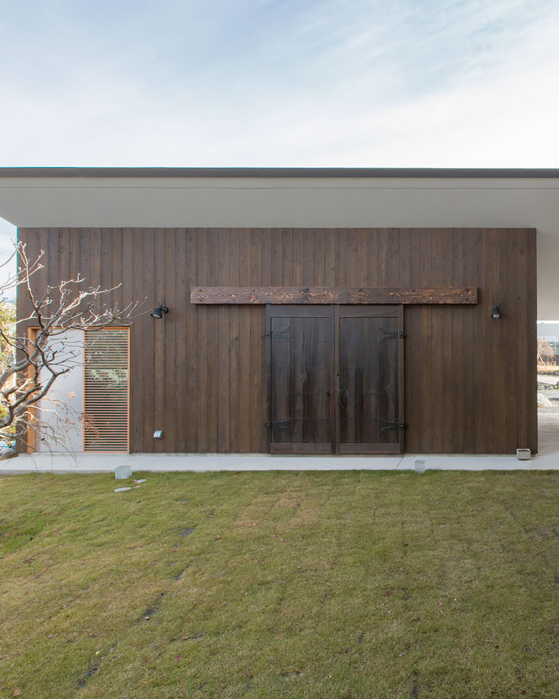 アンティークの蔵戸を離れに採用