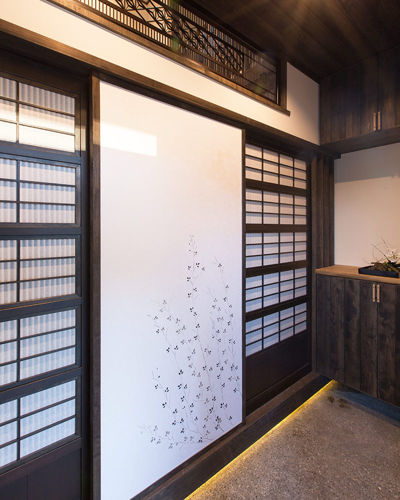 大正時代のアンティーク建具と萩が描かれた白い町屋襖
