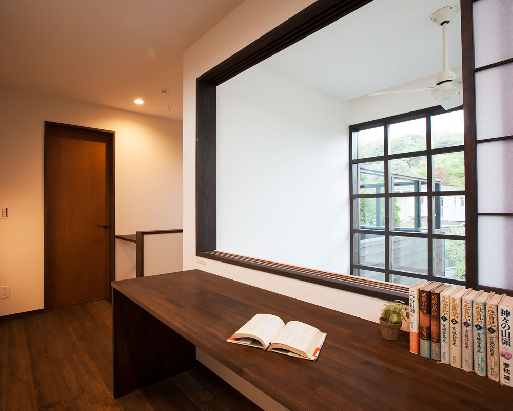 吹き抜けに面した書斎スペース