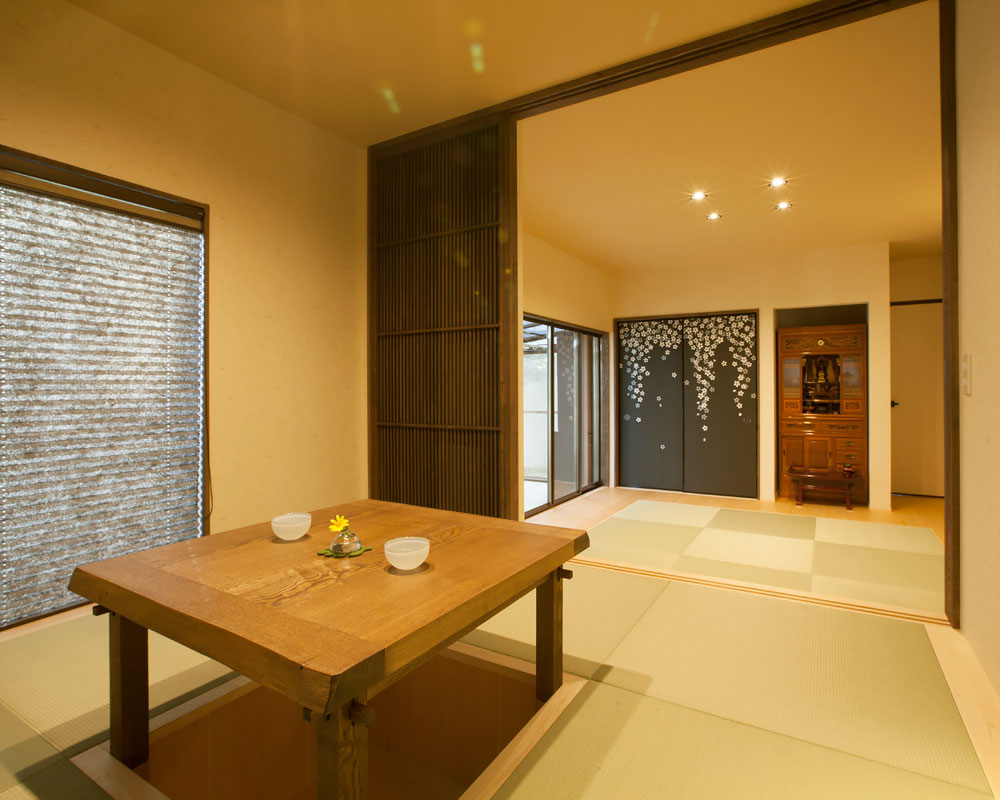 格子戸で仕切られた二間続きの和室