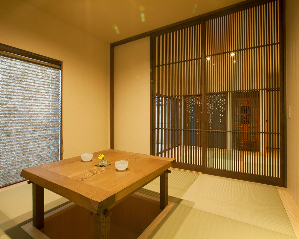 格子戸で仕切られた二間続きの和室