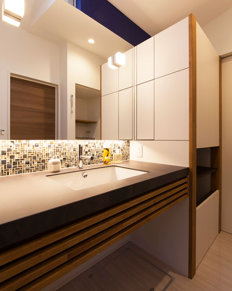 青いタイル張りの洗面台