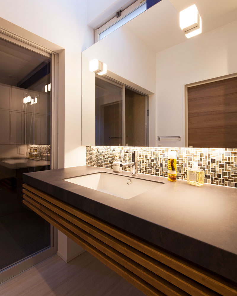 青いタイル張りの洗面