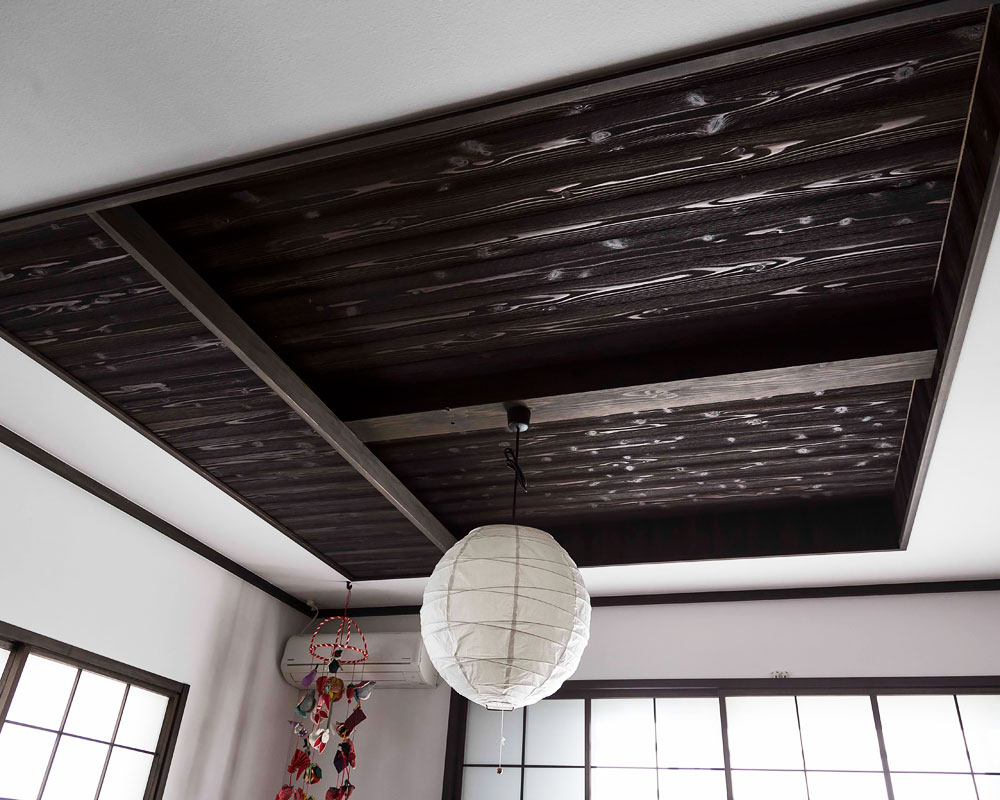 折り上げ天井に杉板を張った