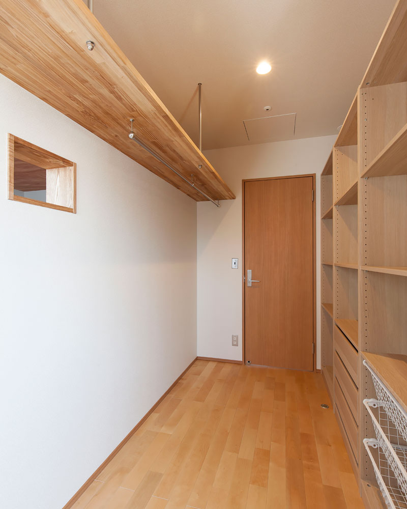家事室と繋がるクローゼット