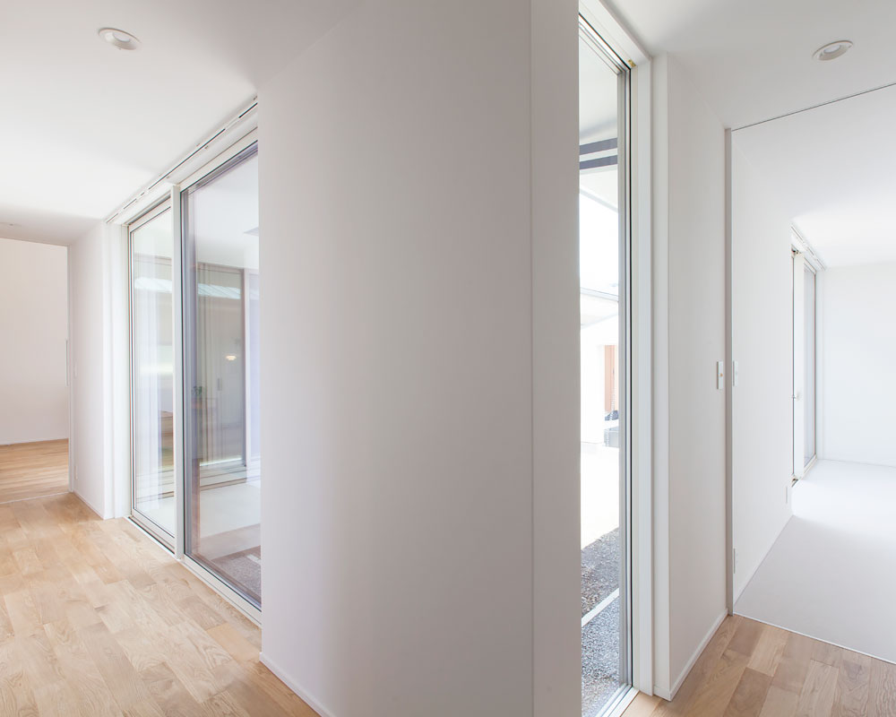 庭のコの字型に囲う廊下