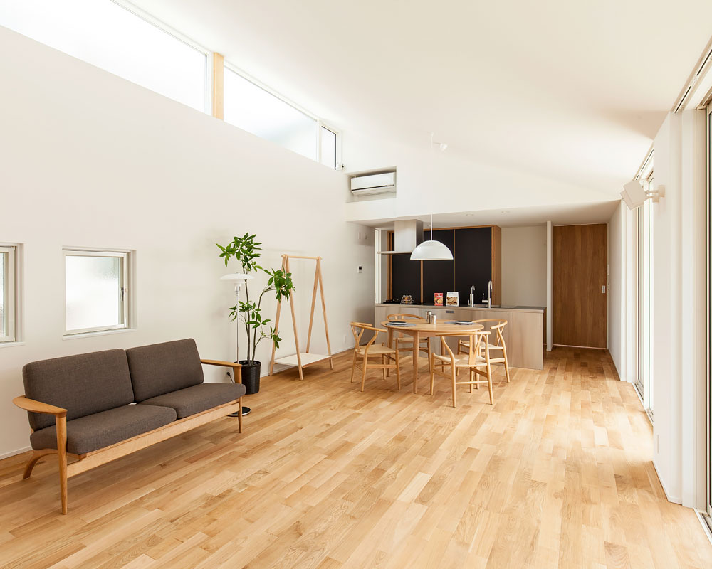 ハイサイドライトと中庭の二方向から採光する平屋