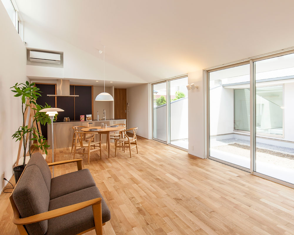 囲い庭を眺めるLDK