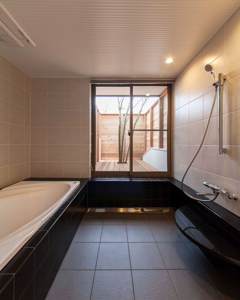 屋外テラスと続く浴室