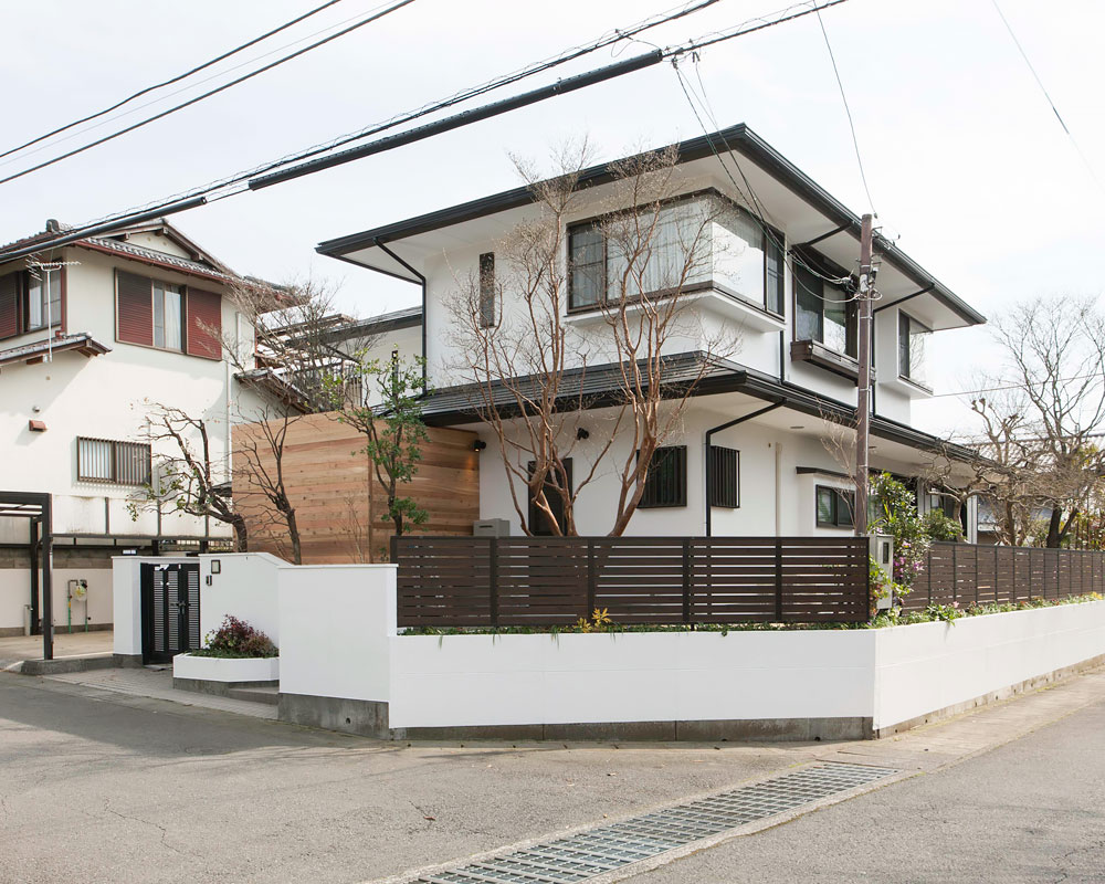 ウッドデッキを増設したお住まい