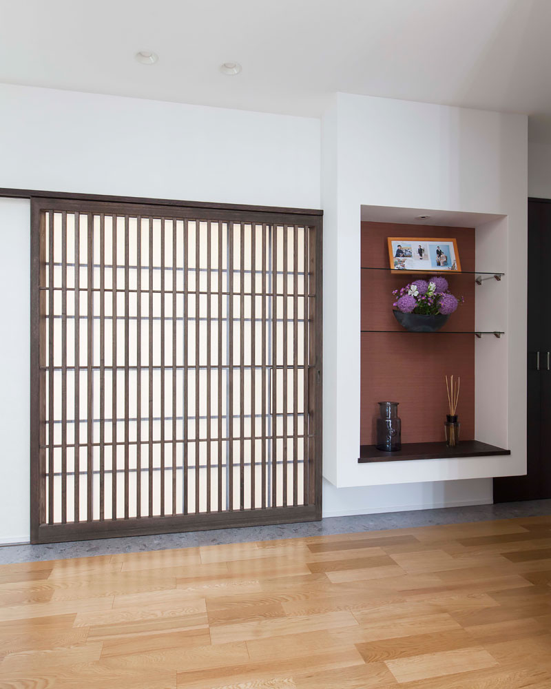格子戸に加えて障子戸も閉めた和室