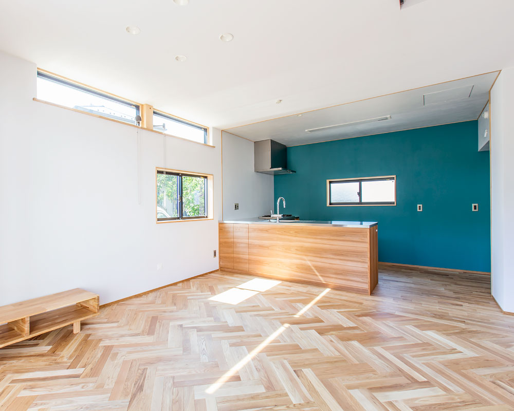 ヘリンボーンの床が印象的なリビング