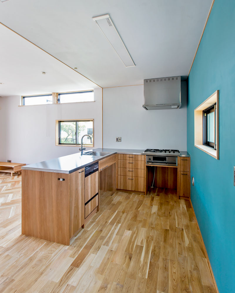 アクセントウォールが映えるL字型キッチン