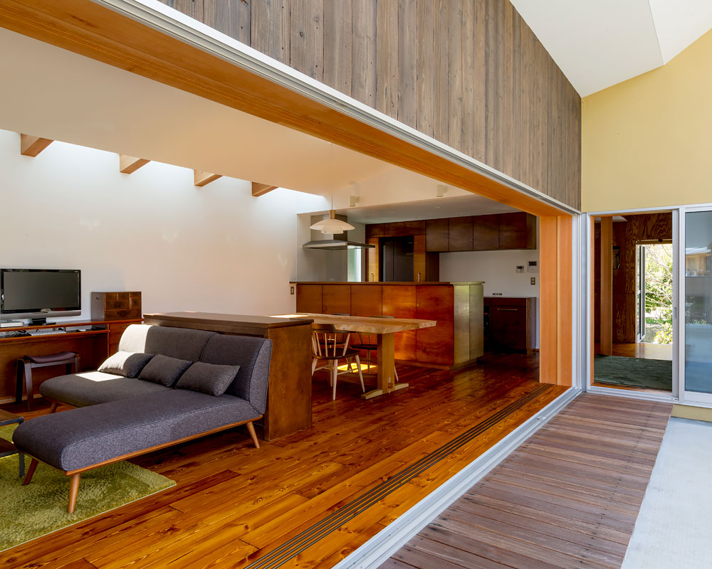 ウッドデッキで中庭と繋がるLDK