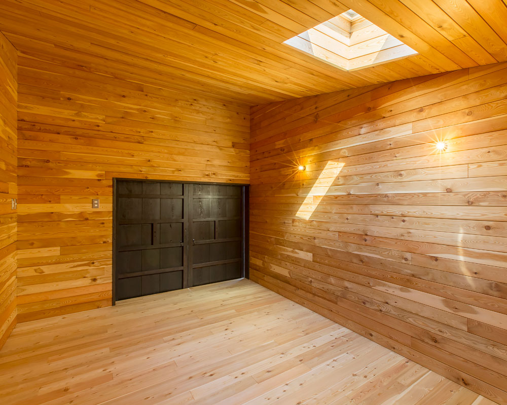 木の質感が美しい物置