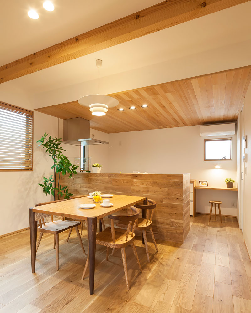天井の板を張ったキッチン