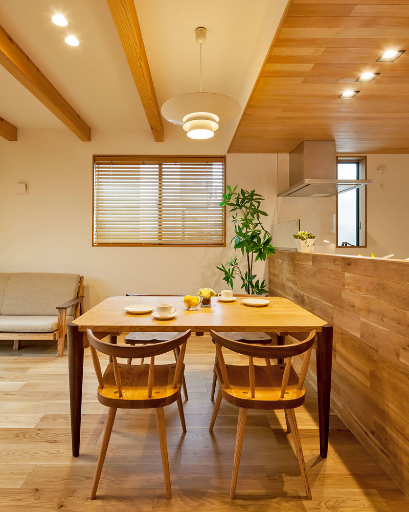 木の質感を活かしたダイニング