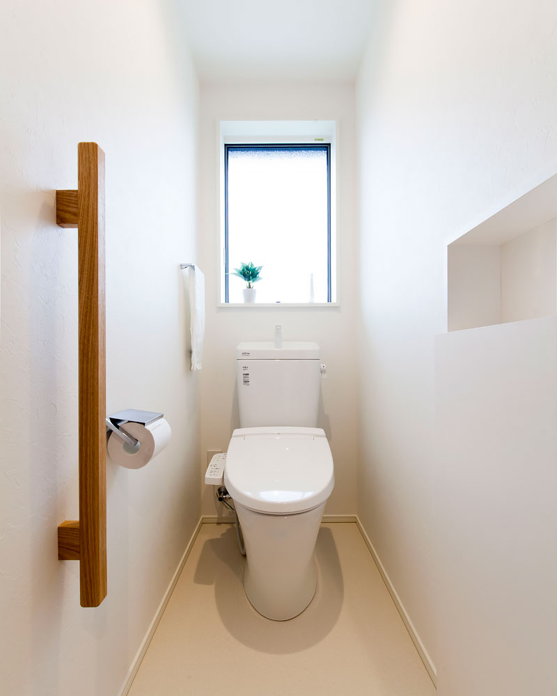 白を基調としたシンプルなトイレ