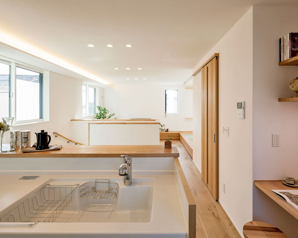 腰壁の低い階段