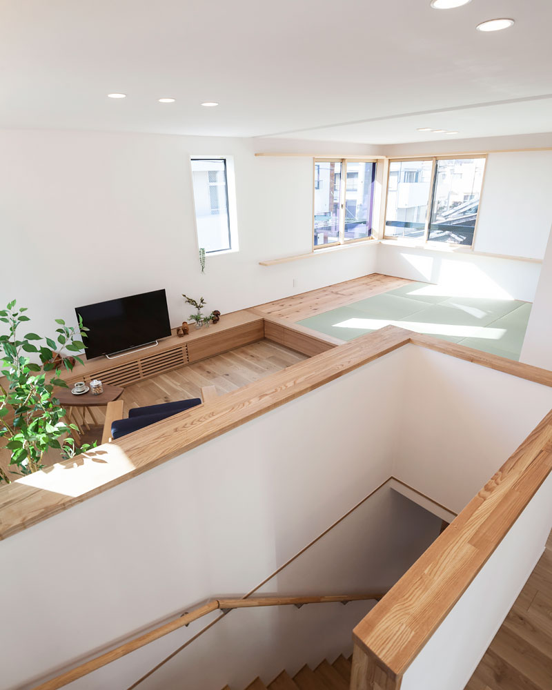 階段が中心にあるリビング