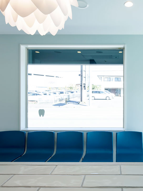 やすもと歯科医院:歯をイメージした白いタイル