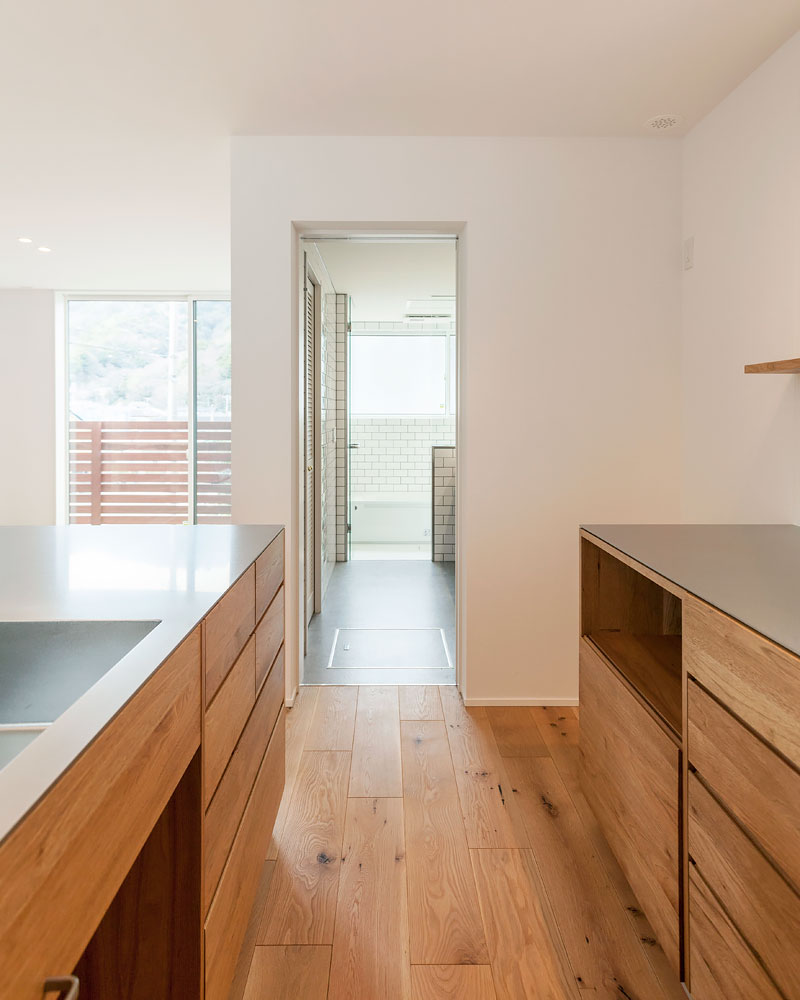 キッチンとバスルームを繋ぐ動線