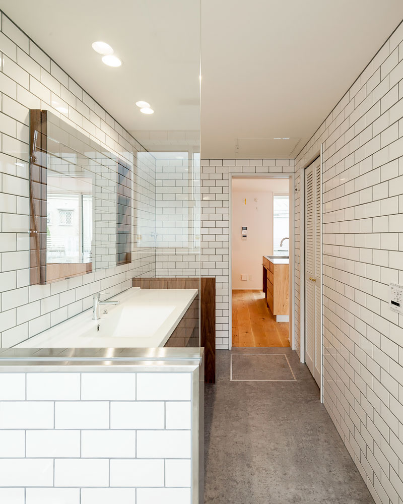 白いタイル張りの浴室