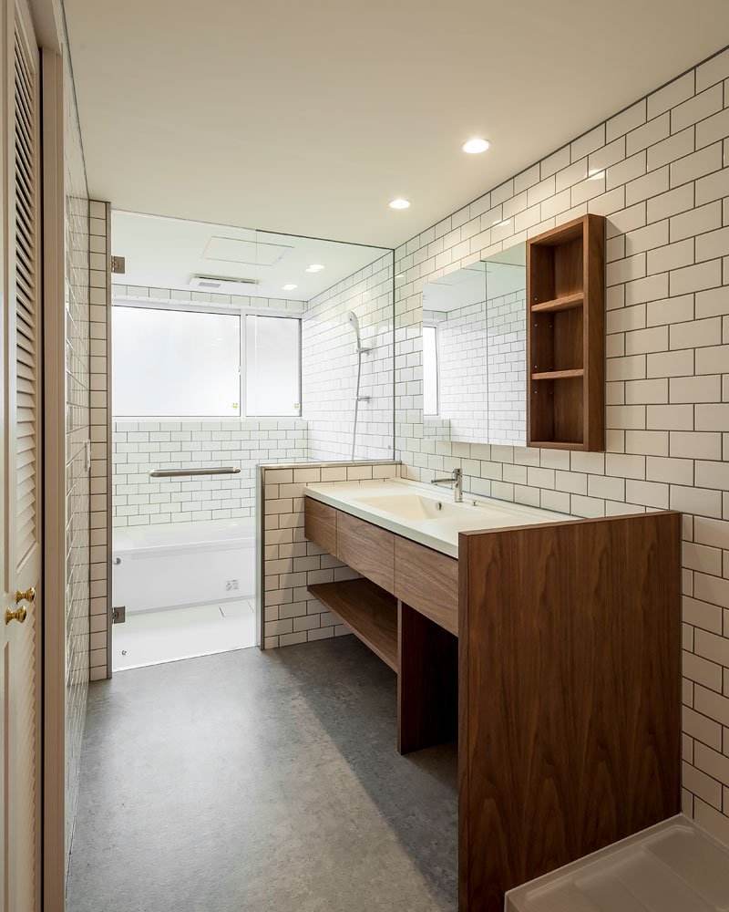 白いタイル張りの洗面脱衣室