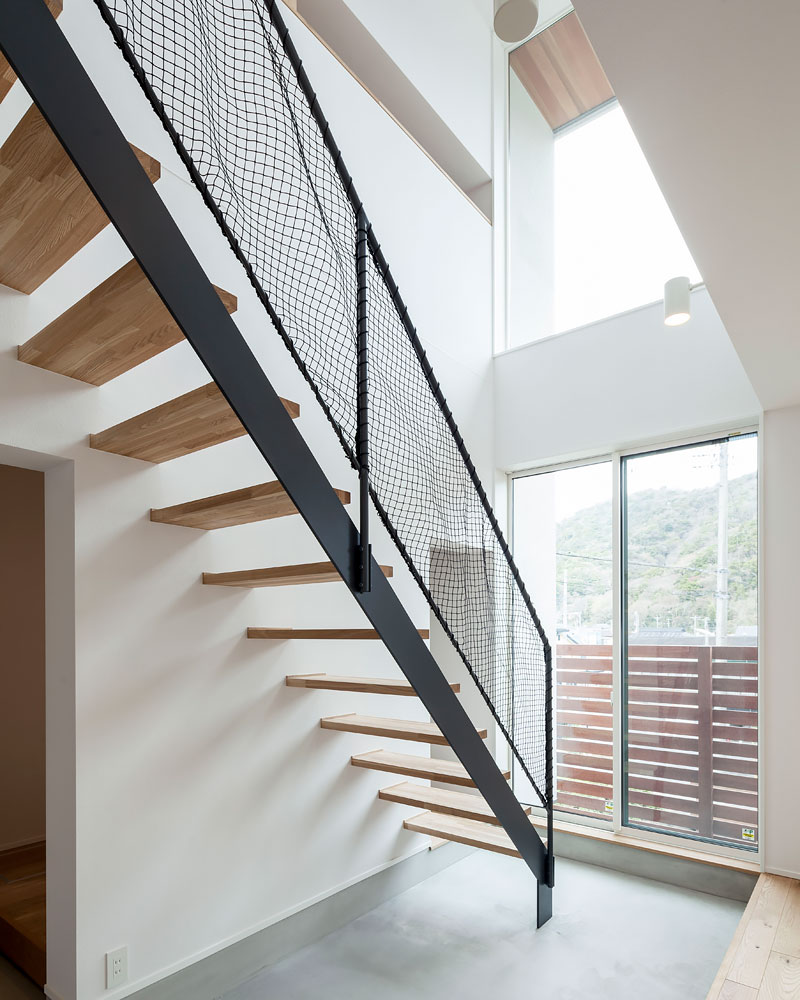 吹き抜けから陽光が降り注ぐ通り土間