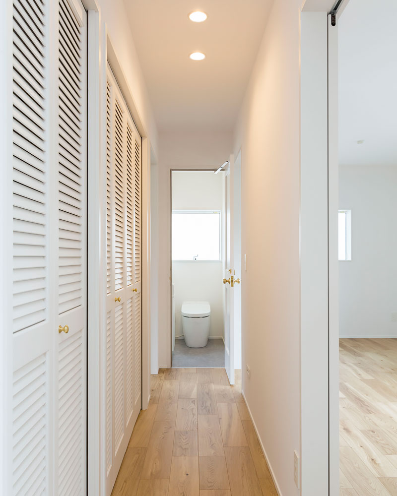 廊下の突き当りに設けたトイレ