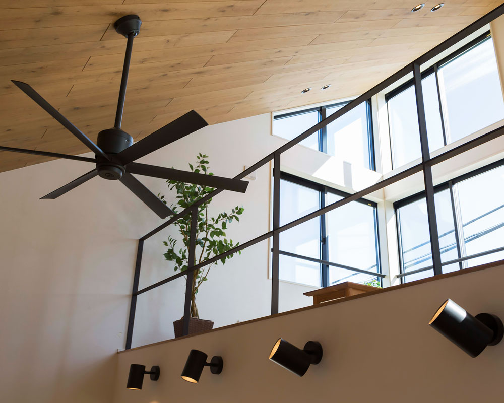 板張りの大屋根とシーリングファン