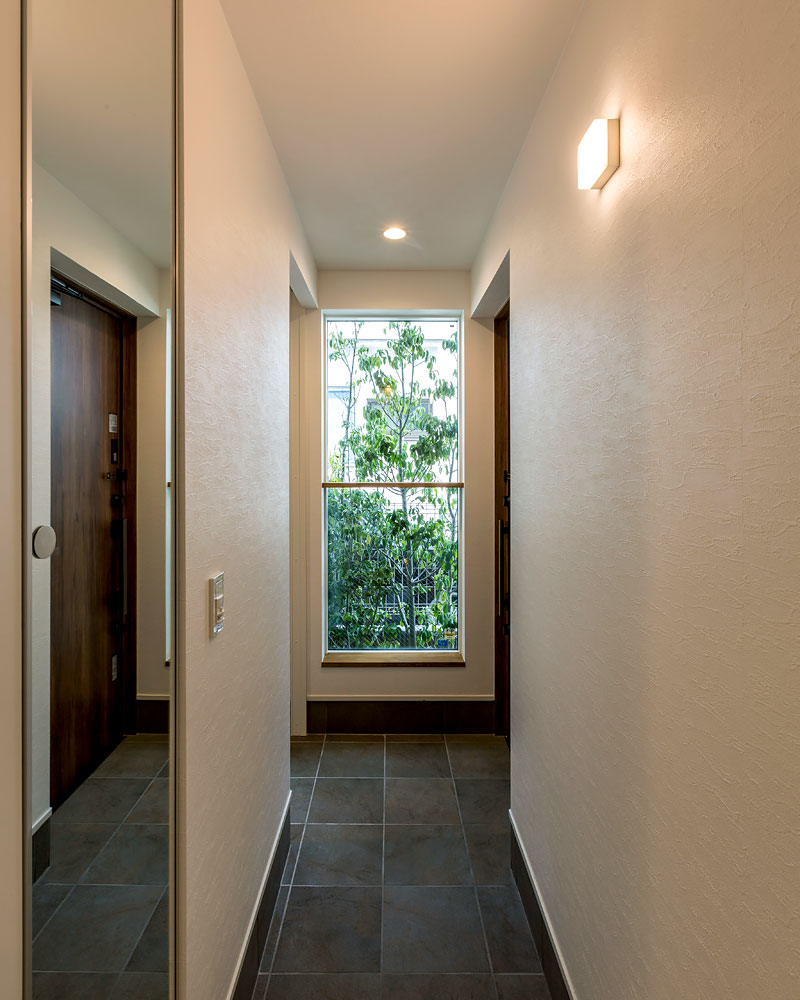 ミラーを使って広く見せる玄関