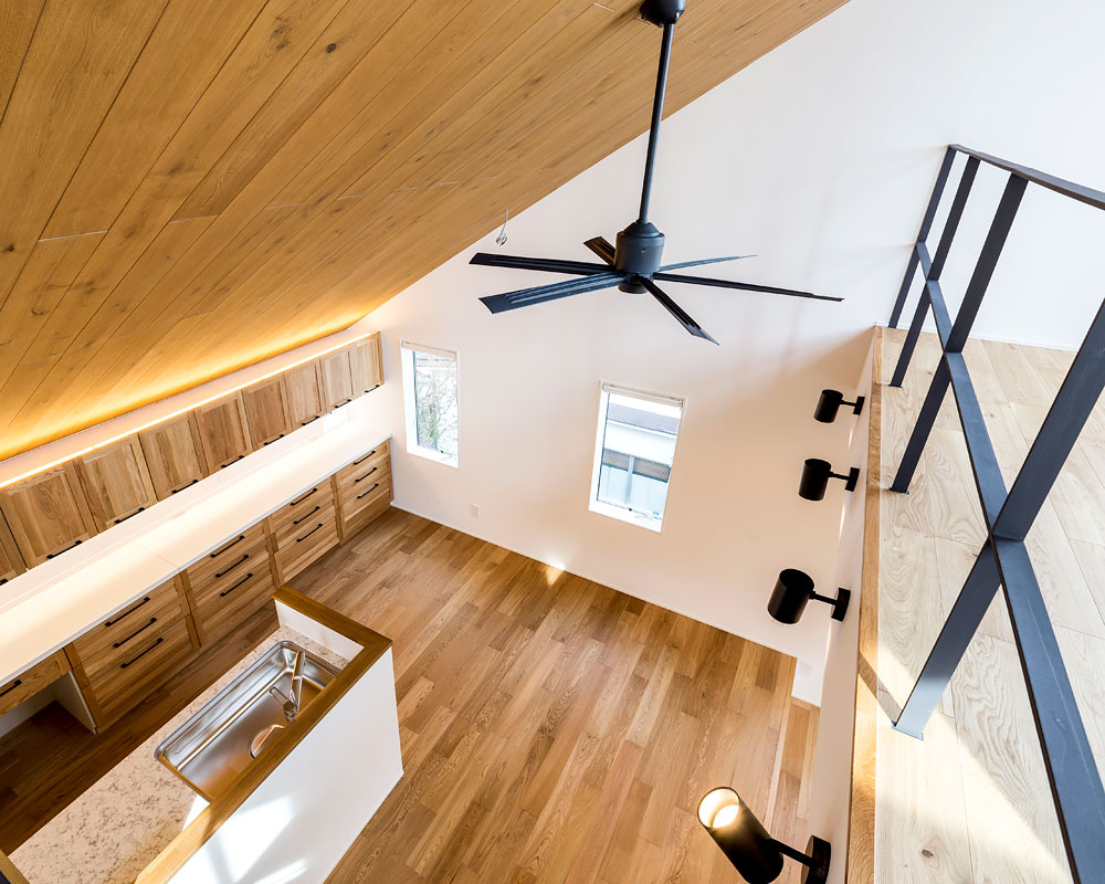 セカンドリビングからダイニングキッチンを見下ろす