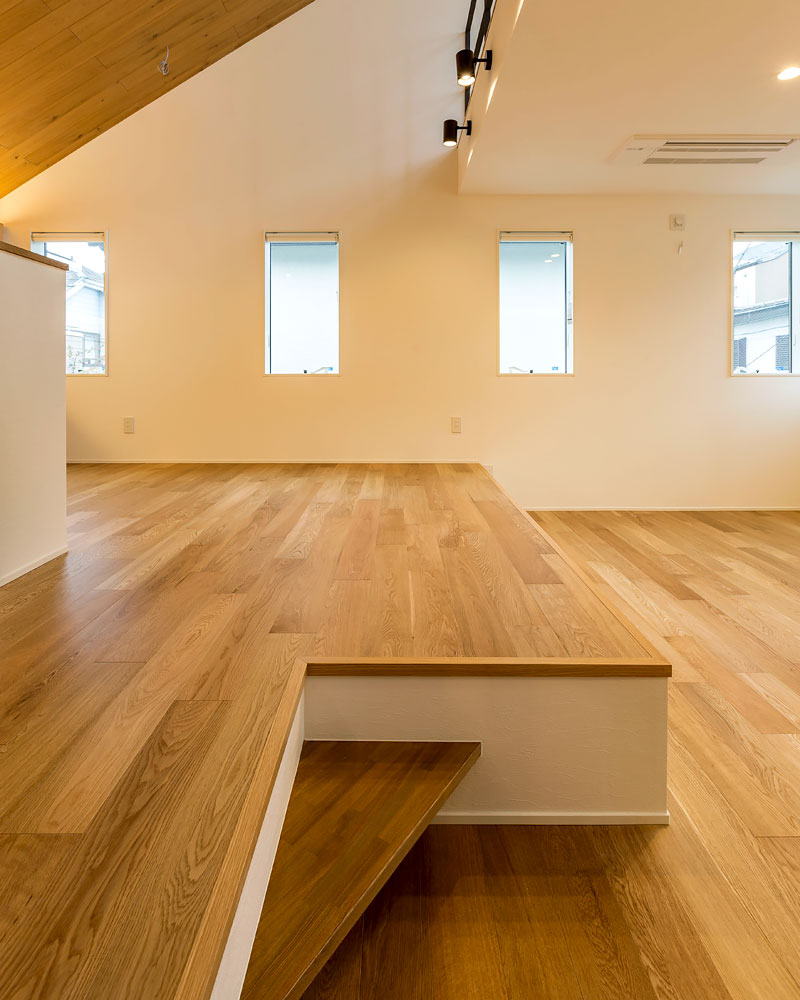 段差がベンチ代わりにもなるスキップフロア