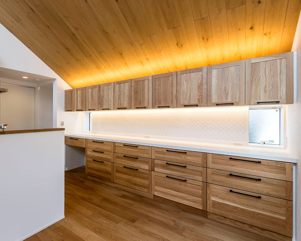 天井・床と質感を揃えたキッチン背面収納