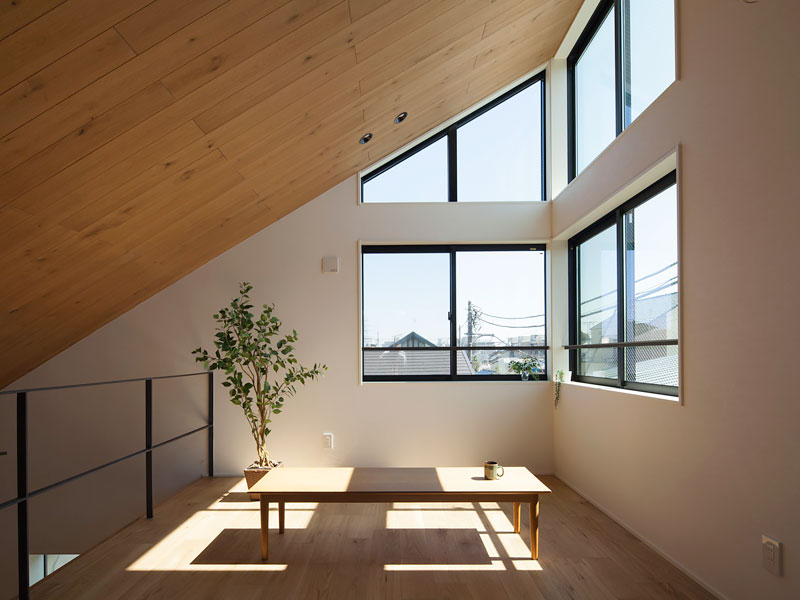 大屋根のある3階建ての家