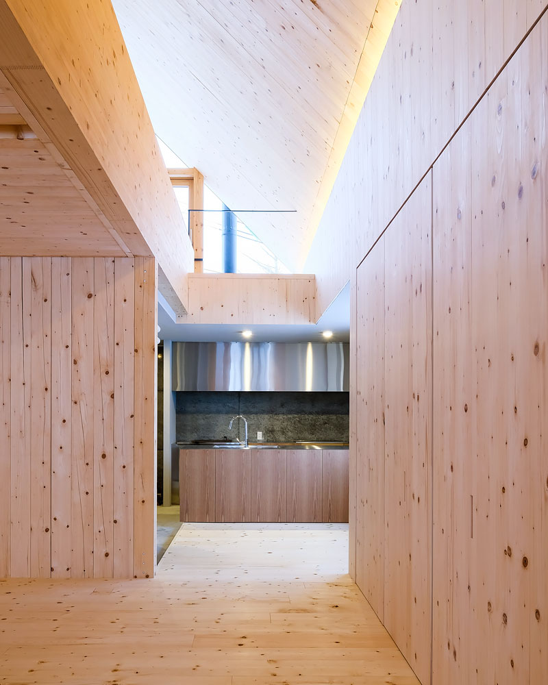 パブリックな場として提供する1階、プライベートな住まいの2階の2か所に設けたキッチン