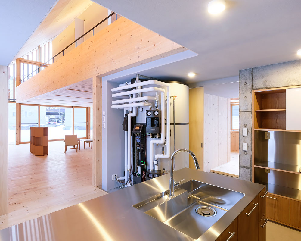 キッチンスペースとホール全体に床下には蓄熱型床暖房が埋め込まれている