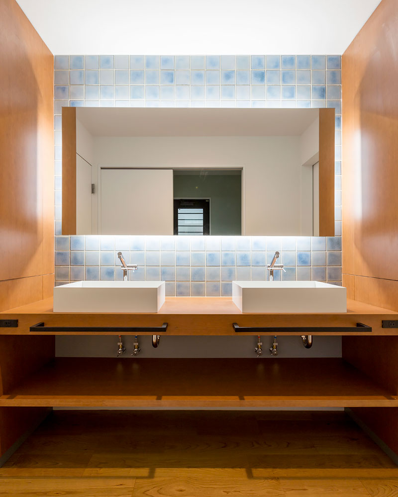 ブルーのタイルが印象的な洗面