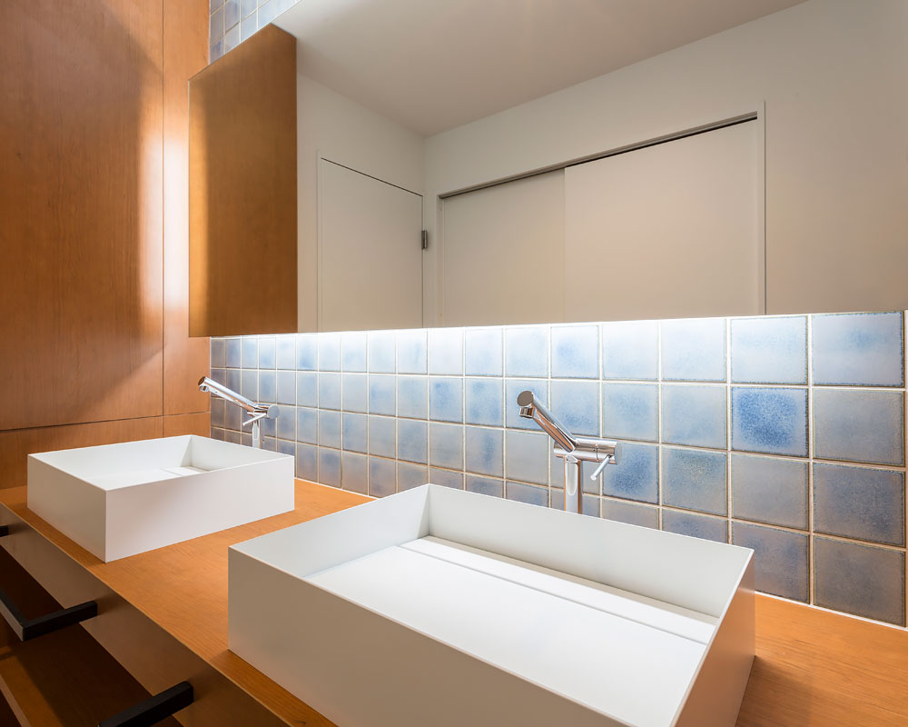 ブルーのタイルが印象的な洗面