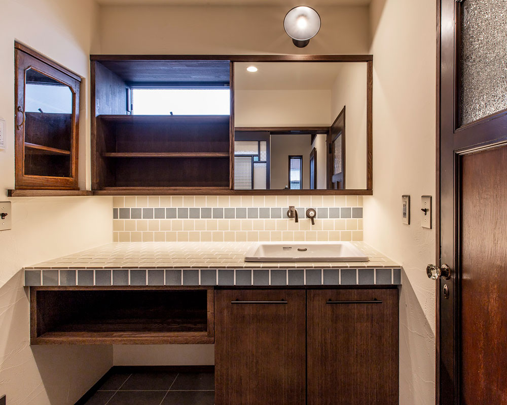 タイルを貼ったレトロな洗面台