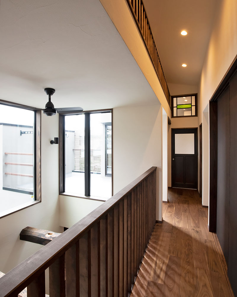 格子で囲った吹き抜け