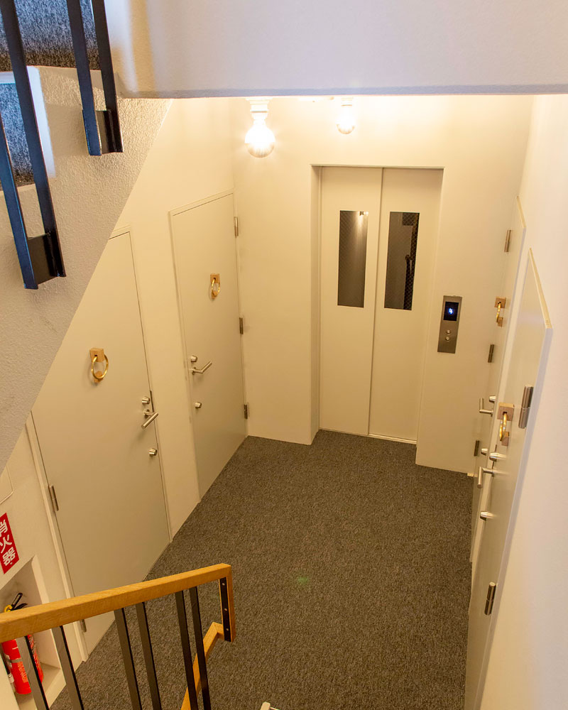 コンパクトなエレベーターホール